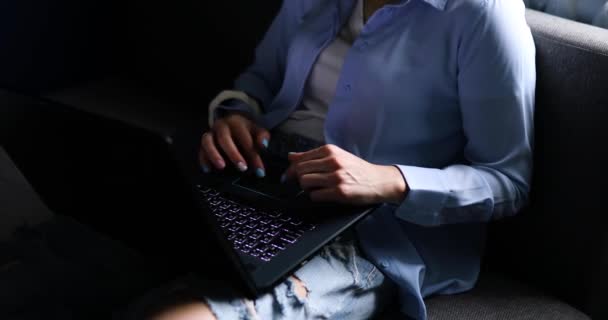 Frau Benutzt Laptop Auf Dem Sofa Hause Checkt Soziale Medien — Stockvideo