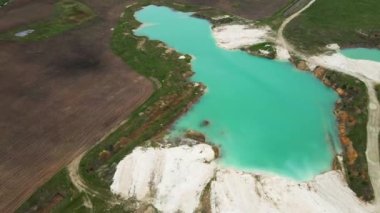 Hava aracı manzarası Emerald Gölü 'ndeki su basmış maden ocağında inanılmaz endüstriyel manzara. Endüstriyel kraterde Oval göl, asit madeni drenajı, gölü olan maden ocağı.
