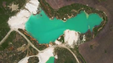 Hava aracı manzarası Emerald Gölü 'ndeki su basmış maden ocağında inanılmaz endüstriyel manzara. Endüstriyel kraterde Oval göl, asit madeni drenajı, gölü olan maden ocağı.