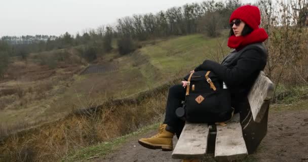 Γυναίκα backpacker ταξιδιώτη κάθεται στον πάγκο, χαλάρωση, διάλειμμα — Αρχείο Βίντεο