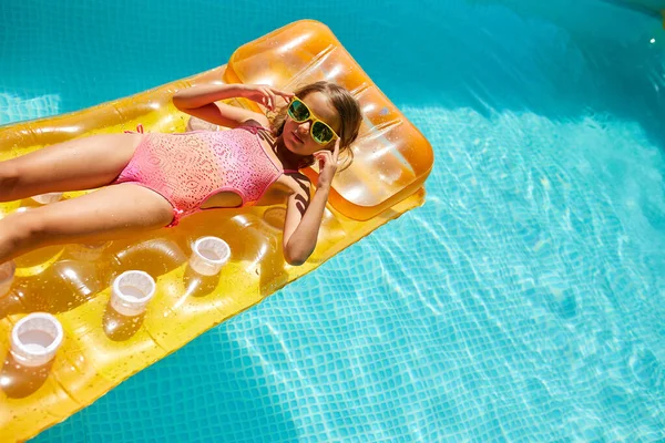 Κοριτσάκι Γυαλιά Ηλίου Χαλαρώνει Στην Πισίνα Απολαμβάνοντας Suntans Κολυμπά Φουσκωτό — Φωτογραφία Αρχείου