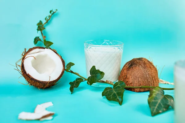 Leite Coco Saudável Fresco Copo Fundo Azul Tipo Alternativo Leites — Fotografia de Stock