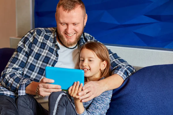 Padre Feliz Con Hija Usando Tableta Sala Estar Sofá Casa — Foto de Stock