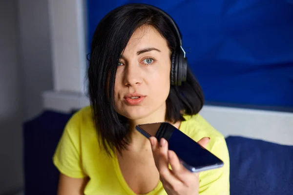 Mujer Alegre Ropa Casual Con Auriculares Teléfono Inteligente Grabar Podcast — Foto de Stock