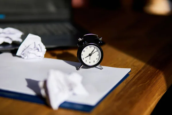 Moderne Werkplek Houten Bureau Hard Licht Sunligt Met Klok Vel — Stockfoto