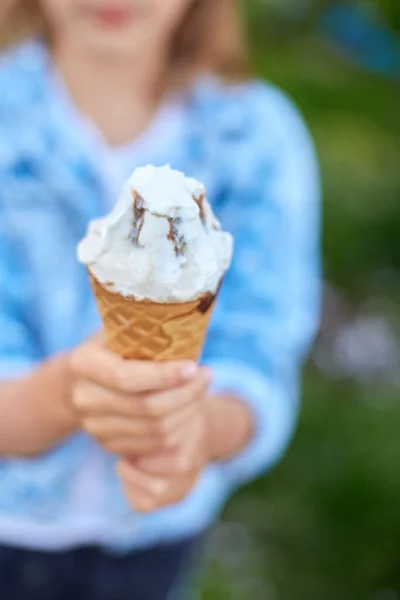 Nerozpoznatelná Dívka Italskou Zmrzlinou Ruce Odpočívá Parku Letní Den Dítě — Stock fotografie
