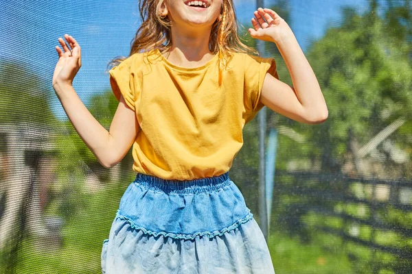 Ein Junges Mädchen Springt Draußen Auf Ihrem Trampolin Auf Und — Stockfoto