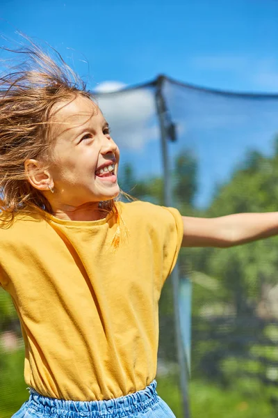 Young Girl Jumping Her Trampoline Outdoors Backyard House Sunny Summer — Stock Photo, Image