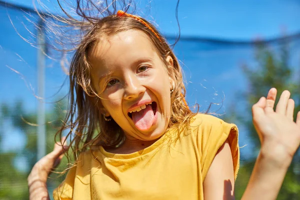 Young Girl Jumping Her Trampoline Outdoors Backyard House Sunny Summer — Stock Photo, Image