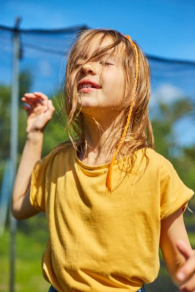 Retrato Menina Seu Trampolim Livre Quintal Casa Dia Ensolarado Verão — Fotografia de Stock