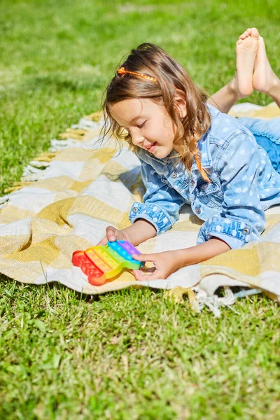 Ragazza Trova Una Coperta Erba All Aperto Giocare Pop Mani — Foto Stock