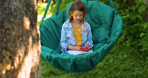 Une Petite Fille Sur Chaise Suspendue Extérieur Jouer Pop Les — Video