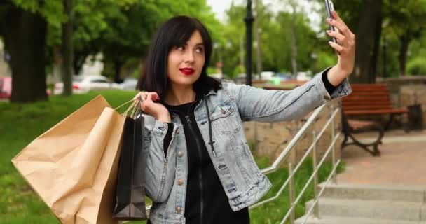 Bruneta Žena Drží Papírové Nákupní Tašky Brát Selfie Smartphonu Parku — Stock video