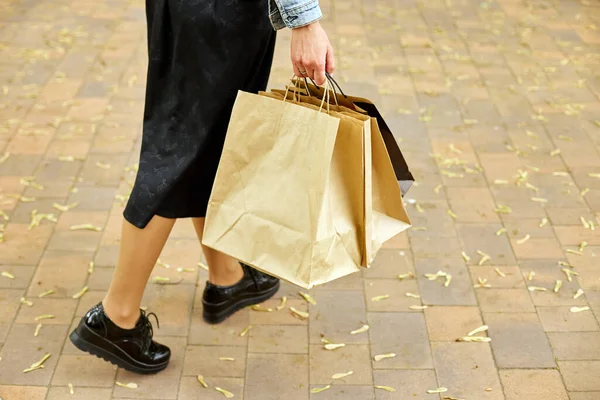 Mujer Incógnito Sosteniendo Varias Bolsas Papel Con Cosas Compradas Caminando —  Fotos de Stock
