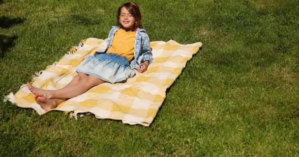 Criança Deitada Cobertor Grama Dia Sol Menina Tomar Banhos Sol — Vídeo de Stock