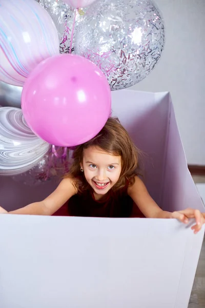 Милая Радостная Маленькая Девочка Розовом Платье Выглядывает Большой Подарочной Коробки — стоковое фото