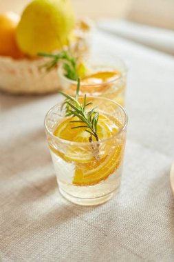 Deniz aygırı ve biberiye taze limonata. Evdeki beyaz bir masada, yaz içeceği, sağlıklı su detoksu..