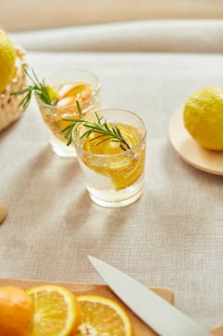 Deniz aygırı ve biberiye taze limonata. Evdeki beyaz bir masada, yaz içeceği, sağlıklı su detoksu..