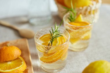 Deniz aygırı ve biberiye taze limonata. Evdeki beyaz bir masada, yaz içeceği, sağlıklı su detoksu..