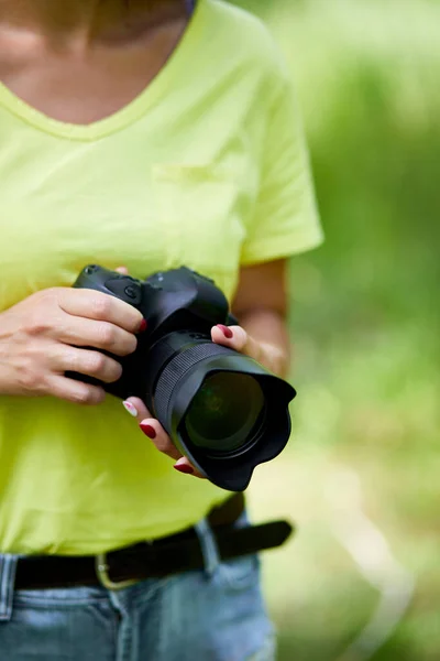 Fotógrafo Mulher Com Uma Câmera Foto Mão Livre Dia Fotógrafo — Fotografia de Stock