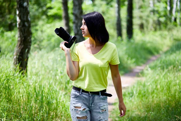 Fotógrafo Mulher Com Uma Câmera Fotos Mão Livre Dia Fotógrafo — Fotografia de Stock
