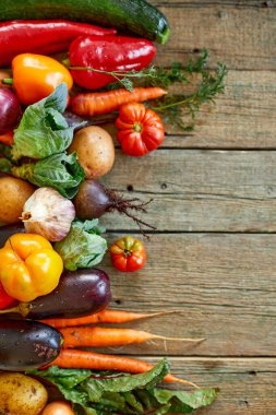 Taze sebzeler, biyosağlıklı, ahşap arka planda organik yiyecekler, köy pazarı tarzı, bahçe ürünü, diyet vejetaryen yemeği, temiz yemek..