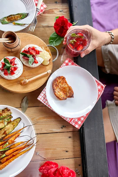 Disfrutando Cena Hombre Comer Beber Limonada Mesa Cena Aperitivos Variedad — Foto de Stock