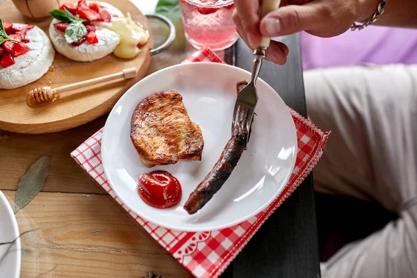 Disfrutando Cena Hombre Comer Carne Mesa Cena Aperitivos Variedad Que — Foto de Stock