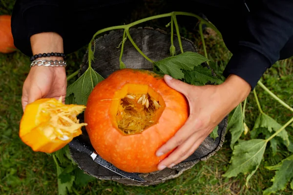 Primer Plano Mano Del Hombre Corta Una Tapa Una Calabaza —  Fotos de Stock