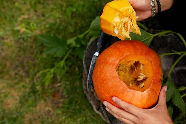 Primer Plano Mano Del Hombre Corta Una Tapa Una Calabaza —  Fotos de Stock