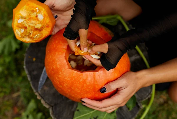 Hija Madre Manos Que Saca Semillas Material Fibroso Una Calabaza —  Fotos de Stock