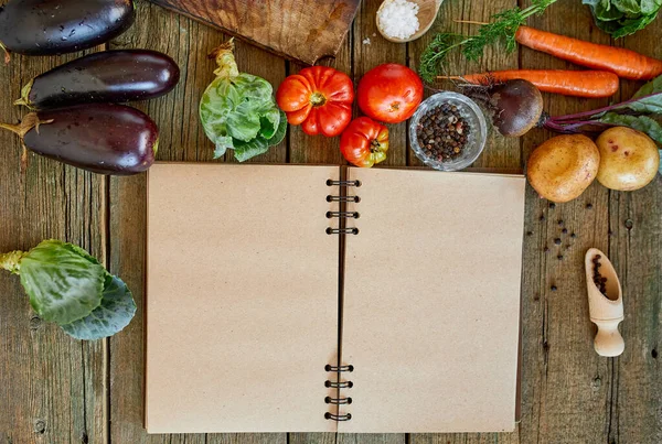 Yemek pişirme, yemek tarifi kitabının etrafındaki sebzeler, market alışverişi, yerel yemek, sağlıklı temiz yemek, vejetaryen ve vejetaryen yemekleri, diyet bahar konsepti, üst görünüm, kopyalama alanı..