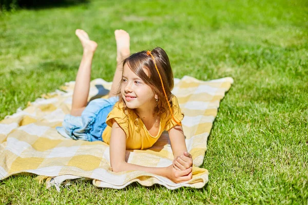Criança Deitada Cobertor Grama Dia Sol Menina Tomar Banhos Sol — Fotografia de Stock
