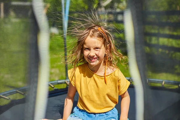Portrait Young Girl Electrified Hair Trampoline Outdoors Backyard House Sunny — Stock Photo, Image