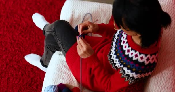 Mujer Madura Sentada Cómodo Sofá Tejiendo Mientras Disfruta Del Fin — Vídeos de Stock