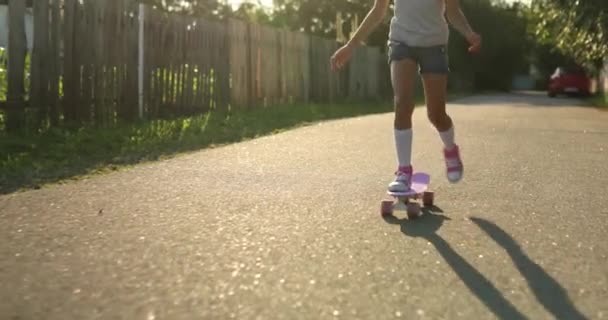 Dívka Učí Používat Skateboard Anonymní Dítě Bílých Ponožkách Růžové Boty — Stock video