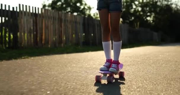 Menina Aprendendo Usar Skate Criança Anônima Vestindo Meias Brancas Sapatos — Vídeo de Stock