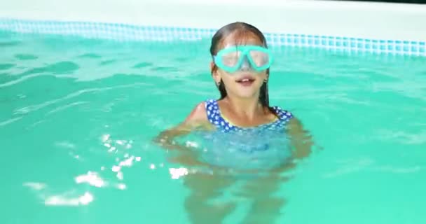 Menina Óculos Divertindo Mergulhos Nadar Piscina Férias Verão Casa Estância — Vídeo de Stock