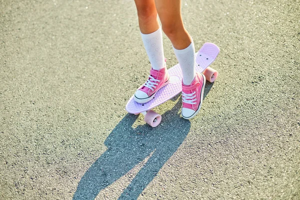 Μικρό Κορίτσι Μαθαίνουν Χρησιμοποιούν Ένα Skateboard Ανώνυμο Παιδί Φορώντας Άσπρες — Φωτογραφία Αρχείου