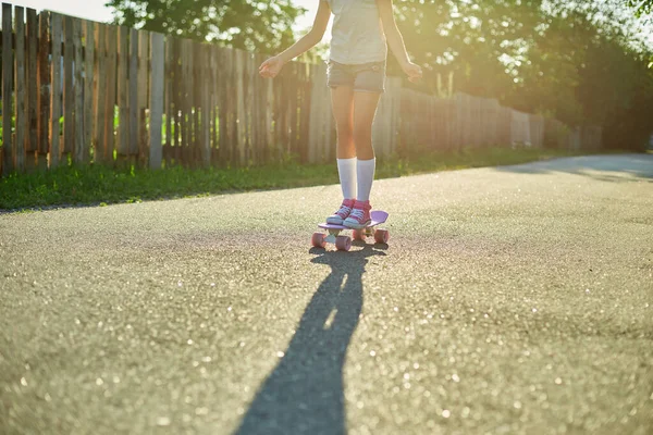Kleines Mädchen Beim Skateboardfahren Anonymes Kind Mit Weißen Socken Und — Stockfoto
