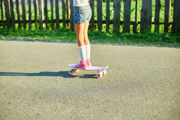 Μικρό Κορίτσι Μαθαίνουν Χρησιμοποιούν Ένα Skateboard Ανώνυμο Παιδί Φορώντας Άσπρες — Φωτογραφία Αρχείου