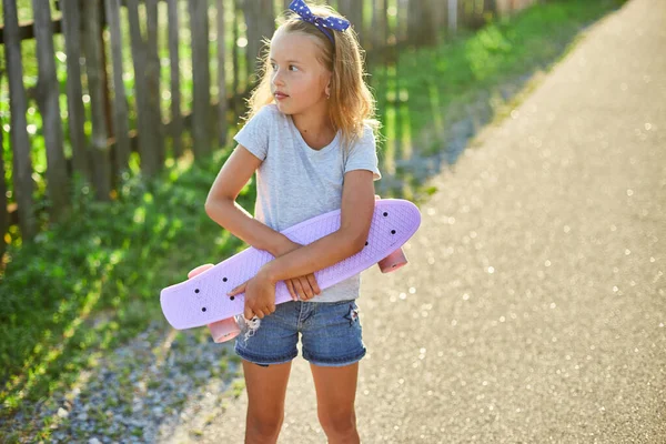 Niña Pequeña Sostiene Monopatín Niño Anónimo Con Calcetines Blancos Zapatos —  Fotos de Stock