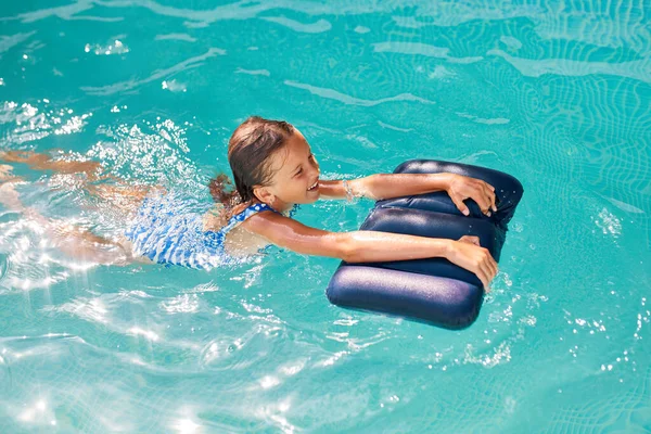 Ευτυχισμένο Κοριτσάκι Που Διασκεδάζει Στην Πισίνα Καταδύσεις Και Κολύμπι Καλοκαιρινές — Φωτογραφία Αρχείου