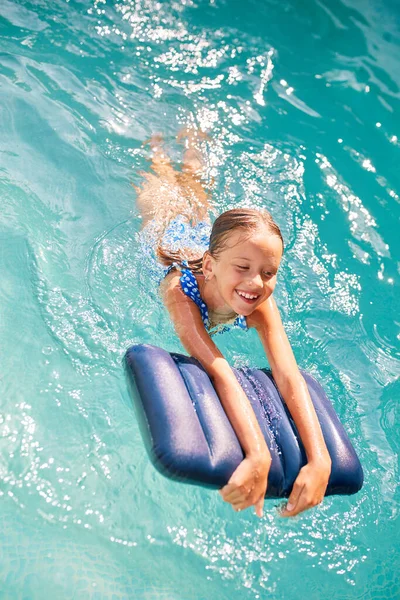 Bonne Petite Fille Amuser Dans Piscine Plonger Nager Vacances Été — Photo