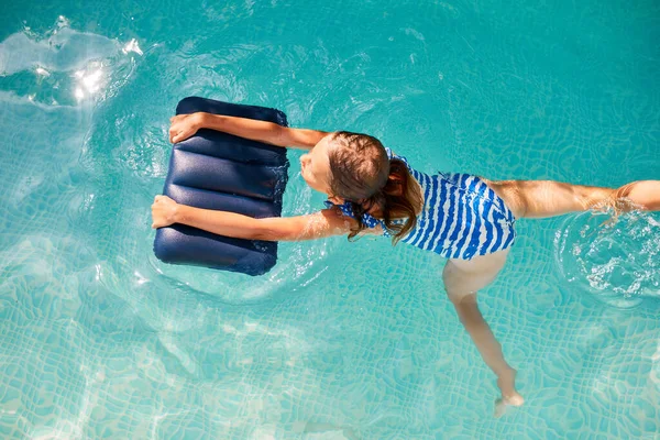 Bonne Petite Fille Amuser Dans Piscine Plonger Nager Vacances Été — Photo