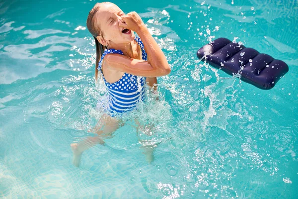 Bonne Petite Fille Amuser Dans Piscine Plonger Nager Vacances Été — Photo