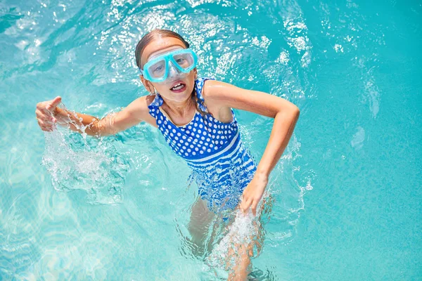 Mała Dziewczynka Goglach Bawiąca Się Nurkuje Pływa Basenie Letnie Wakacje — Zdjęcie stockowe