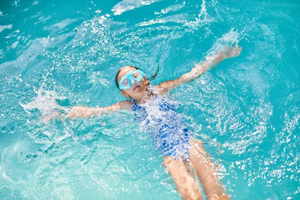 Mała Dziewczynka Goglach Bawiąca Się Nurkuje Pływa Basenie Letnie Wakacje — Zdjęcie stockowe