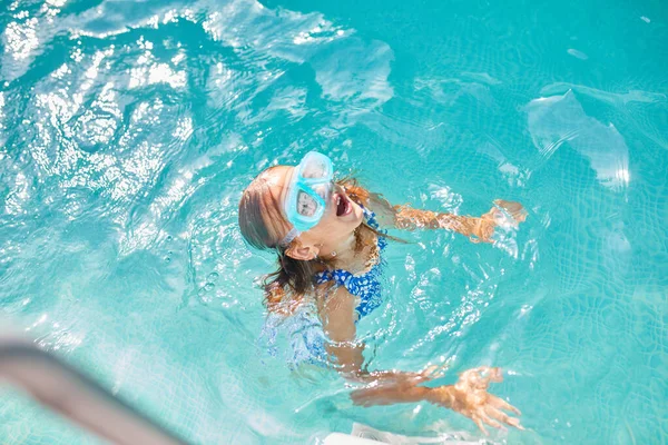 Petite Fille Lunettes Amusant Plongeant Nageant Dans Piscine Vacances Été — Photo