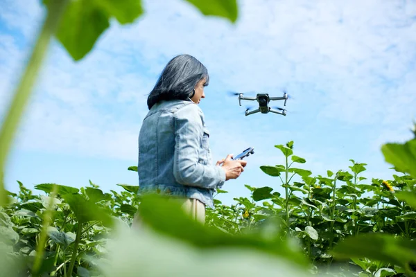 Young Woman Learning How Pilot Her Drone Female Using Piloting — Stock Photo, Image